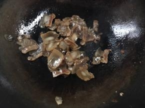 热锅，放入辣椒煎炒出油，至金黄色