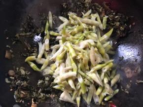 加入小竹笋，炒1分钟左右