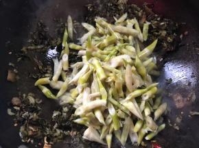 加入小竹笋，炒1分钟左右
