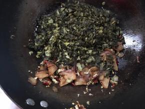 加入酸菜，炒匀出香味