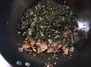 加入酸菜，炒匀出香味