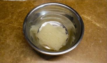 米粉用热开水泡软，软后倒出水用少许油拌匀备用