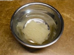 米粉用热开水泡软，软后倒出水用少许油拌匀备用