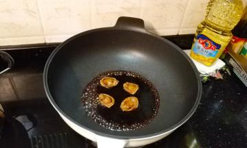 锅里倒入鲍汁和鲍鱼煮热