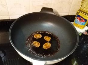 锅里倒入鲍汁和鲍鱼煮热