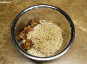 将鲍鱼汁和鲍鱼倒入米粉里拌匀