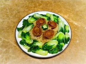 拌好的米粉放入已摆好小白菜的碟子里