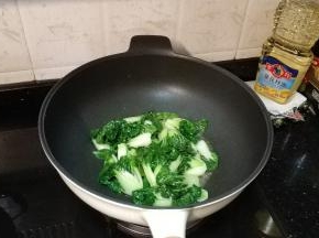 锅里少许油、盐、糖倒入小白菜翻炒至熟后摆入盘中（摆好的碟子忘记拍照了）