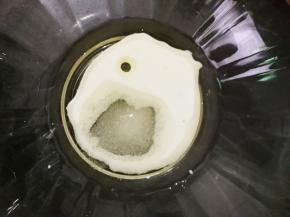 15克糖，玉米油，牛奶混合均匀，充分乳化