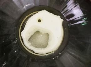 15克糖，玉米油，牛奶混合均匀，充分乳化