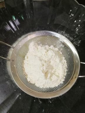 筛入低筋面粉，混合至无干粉状态