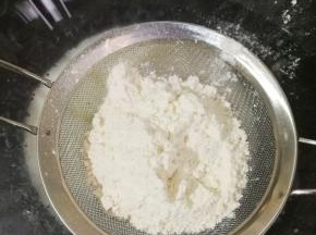 筛入低筋面粉，混合至无干粉状态