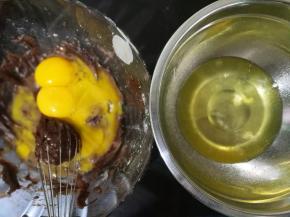 蛋黄蛋白分离，蛋黄加入面糊中，蛋白放到无水无油的干净盆子里