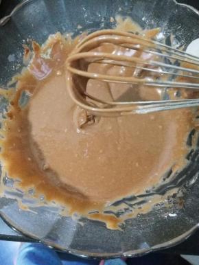 蛋黄糊搅拌均匀