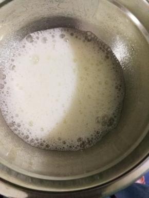 打发蛋白，打发至大眼鱼泡状态，加入10克糖