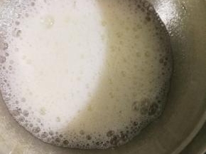 打发蛋白，打发至大眼鱼泡状态，加入10克糖