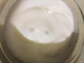 二档接着打发，打发到没有大气泡，加入10克糖