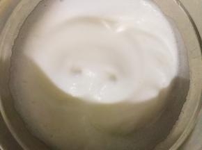 二档接着打发，打发到没有大气泡，加入10克糖