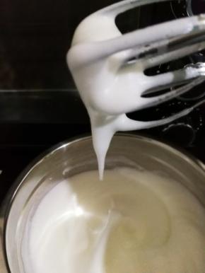 三档打发至图中状态，加入10克糖