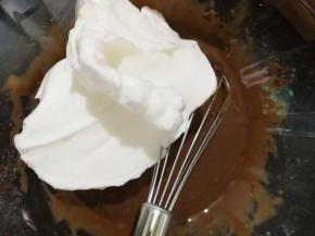 把蛋白的三分之一加入蛋黄糊中，翻拌均匀