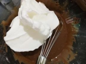 把蛋白的三分之一加入蛋黄糊中，翻拌均匀