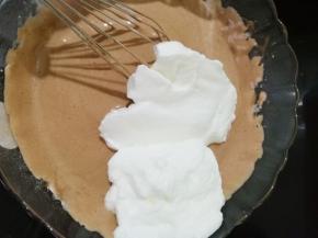 第二次加入三分之一的蛋白，翻拌均匀