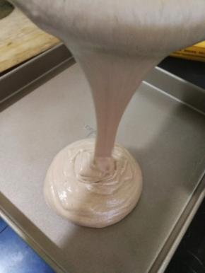 把蛋糕糊倒入28*28金盘里