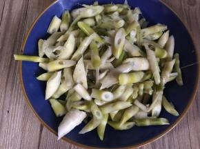 小竹笋去皮后用开水浸泡至自然冷却，再洗净切段