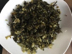酸菜切碎备用