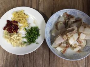 腊肉用开水洗净，切薄片，备好姜末，蒜末，干辣椒，葱花