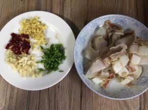 腊肉用开水洗净，切薄片，备好姜末，蒜末，干辣椒，葱花