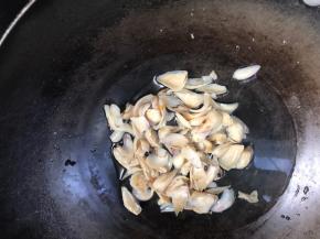 另起锅，加入适量清水和白糖，放入百合煮开后，淋入淀粉水勾芡