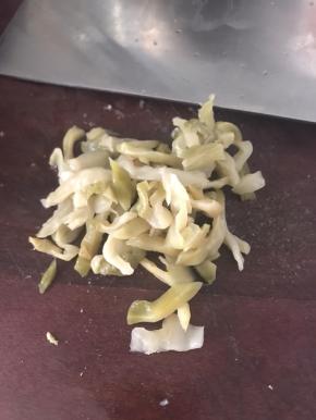 袋装的原味榨菜取出，用清水冲洗掉上面多余的盐分，和一些保鲜的添加剂