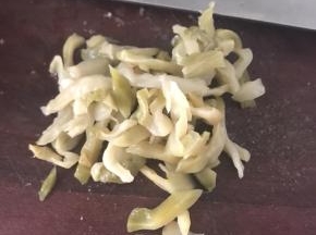 袋装的原味榨菜取出，用清水冲洗掉上面多余的盐分，和一些保鲜的添加剂