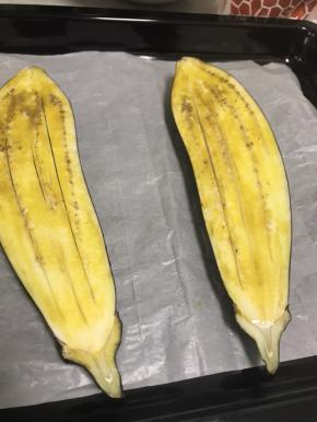 将茄子刷上熟油