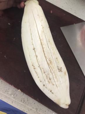 长茄子切开两边，不要去掉头和尾巴，用小刀，轻轻将茄子内肉划几刀口子