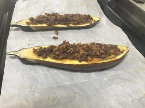 取出茄子，将臊子铺在茄子上，放入烤箱5分钟即可。