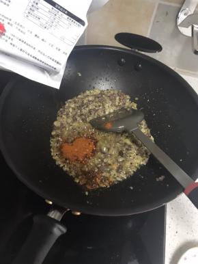 加入酷克壹佰的麻辣干锅香料，依旧是文火，翻炒均匀即可出锅