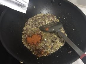 加入酷克壹佰的麻辣干锅香料，依旧是文火，翻炒均匀即可出锅