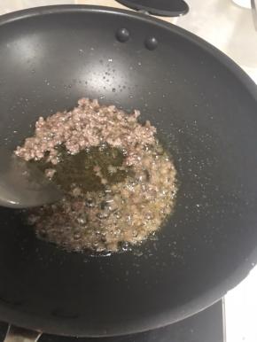 油锅热后，现放入瘦肉末，用文火炒熟，