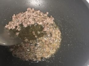 油锅热后，现放入瘦肉末，用文火炒熟，