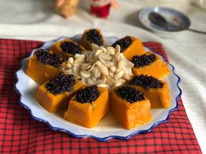 把做好的百合放入盘中间的南瓜碎上面即可