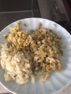 将姜蒜和榨菜剁成碎末