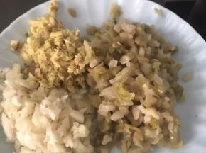 将姜蒜和榨菜剁成碎末