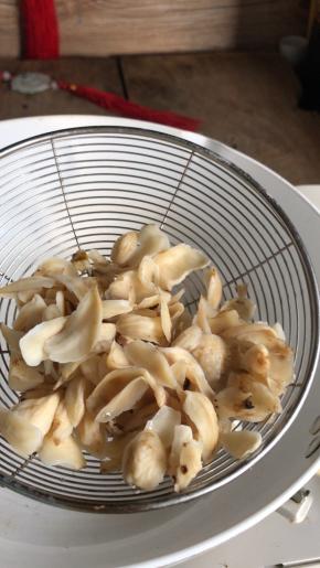 百合煮熟后捞出