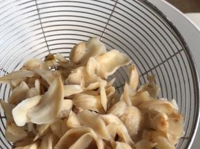 百合煮熟后捞出