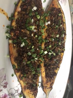 撒上葱花和花生末就可以上桌了