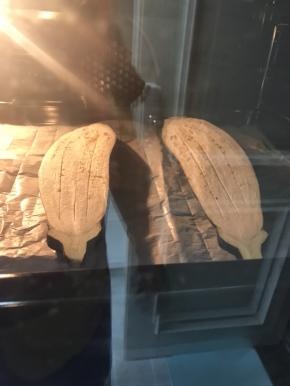 将茄子直接放入烤箱中，200度预热后，放入烤箱，约5分钟，茄子变嫣儿