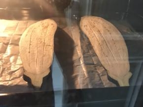 将茄子直接放入烤箱中，200度预热后，放入烤箱，约5分钟，茄子变嫣儿
