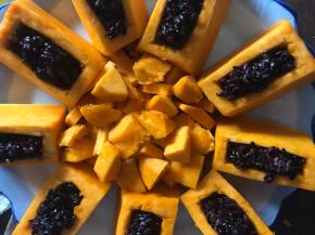 装入紫米，撒上少许白糖，倒入适量清水，摆入盘中，把挖出来的南瓜碎放入盘中间。放入开水锅中蒸30分钟左右